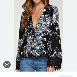 - NWT floral top Size S